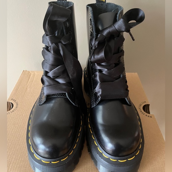 ⭐️SALE⭐️ Dr. Martens Molly Platform Boots - Picture 5 of 9